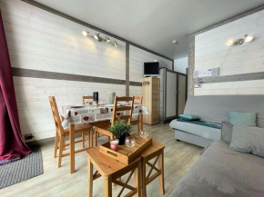 Studio rénové à 50m des pistes avec wifi gratuit, parking et navette - FR-1-525-254